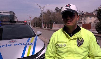 Van'da trafik polisi, çocuklara bayram şekeri dağıttı