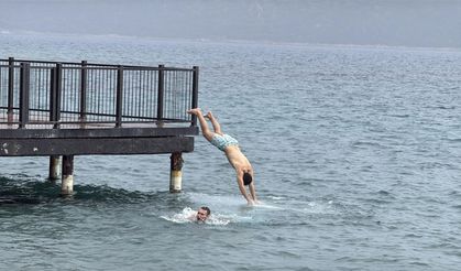 Bodrum’da kuvvetli sağanak sırasında denize girdiler