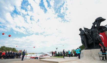 Kurtulmuş, TBMM'deki Atatürk Anıtı'na çelenk bıraktı