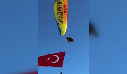 Paramotorla İznik Gölü üzerinde ay-yıldızlı şölen