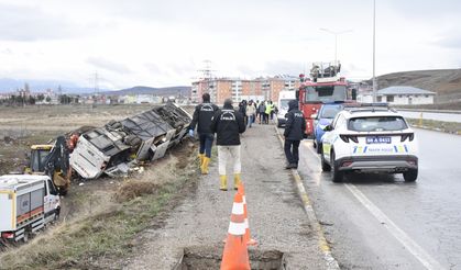 Sivas’ta yolcu otobüsü devrildi; 2 ölü, 23 yaralı