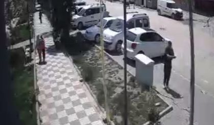 Sokak köpekleri, anne ile kızına saldırdı