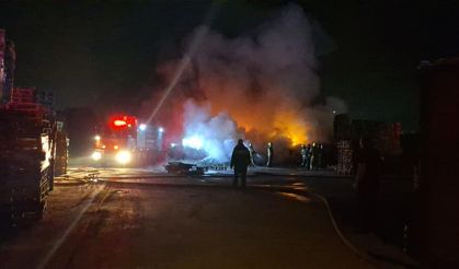 Bursa'da, palet fabrikasındaki yangın söndürüldü
