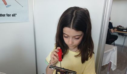 Elektronik öğretmeni, kızlarıyla katıldığı robot yarışmasında 3 derece elde etti
