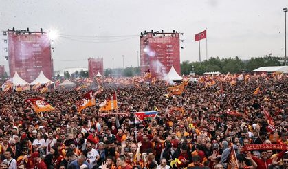 Galatasaray 25’inci şampiyonluk kupasını görkemli törenle kaldırdı