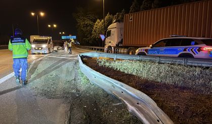 TEM Otoyolu İzmit geçişinde bariyere çarpan minibüs devrildi; 1 yaralı