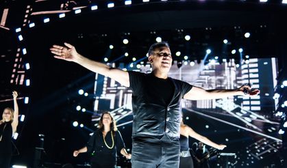 Haluk Levent, yeni evli çiftle sahnede çiftetelli oynadı, balayı sözü verdi