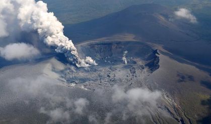 Japonya'daki Şinmoe Yanardağı'nda patlama