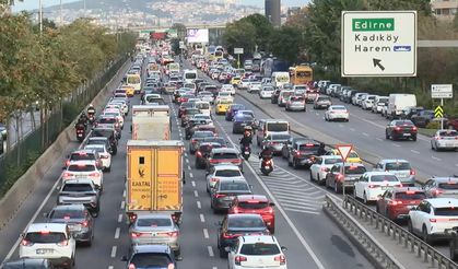 İstanbul - İstanbul'da haftanın ilk iş gününde trafik yoğunluğu yaşanıyor