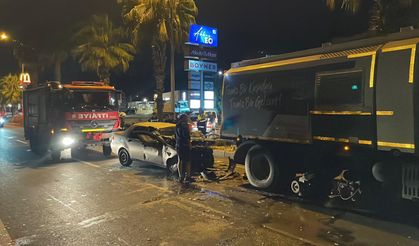 Kuşadası'nda belediye temizlik aracına çarpan otomobilin sürücüsü öldü