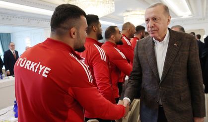 Cumhurbaşkanı Erdoğan, şampiyon güreşçileri kabul etti
