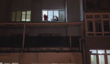 8'inci katın balkonundan yan binanın tentesine düşüp yaralandı