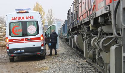 Malatya'da yük treninin çarptığı yaya ağır yaralandı