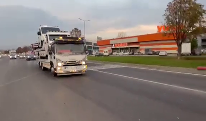 Oto kurtarıcıları üst üste dizip trafikte ilerledi