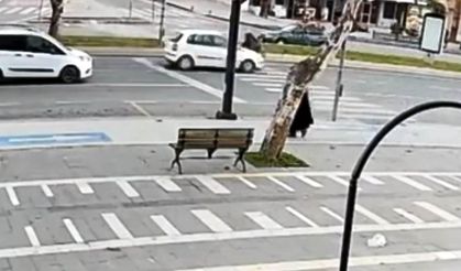 Otomobilin çarptığı yaya ağır yaralandı; kaza kamerada