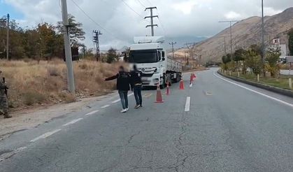 TIR'ın dorsesindeki gizli bölgede 20 kaçak göçmen yakalandı