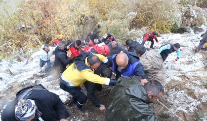 Zap Suyu'na yuvarlanan kamyonetteki 4 kişi, botlarla kurtarıldı