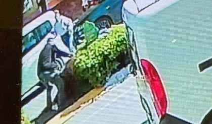 Adliye önünde boşanma aşamasındaki eşini bıçakladı