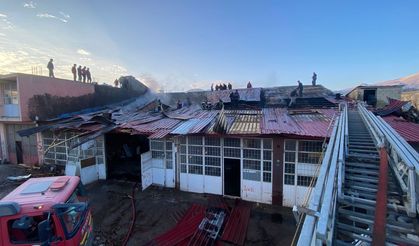 Bitlis'te sanayi sitesinde korkutan yangın