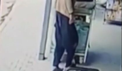 Çamurlu ayakkabısını çıkarıp, çorapla markette alışveriş yaptı