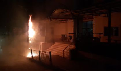 Cemevinin önündeki trafo yandı