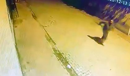 Evin pencerleerine taş atıp, camları kırdı