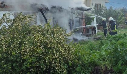 Evinde çıkan yangında yaralandı