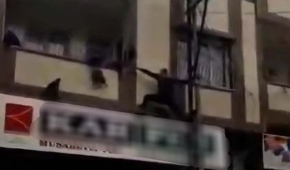 Gaziantep’te balkonun demir korkuluğunda asılı kalan çocuğu, vatandaş kurtardı; o anlar kamerada