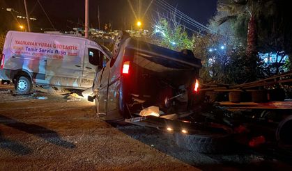 Kamyonet, park halindeki araca çarptı; 1 ölü, 2 yaralı