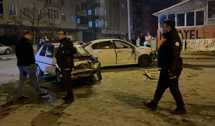 Kayseri'de 2 otomobilin çarpışması sonucu 2'si yaya 4 kişi yaralandı; kızının yaralandığını duyan baba tepki gösterdi