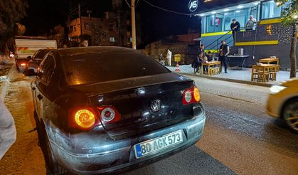 Kaza sonucu yolda duran kamyona otomobil çarptı; 1 ölü, 2 yaralı