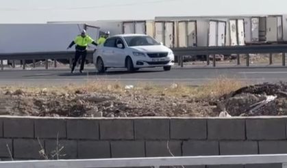 Mardin’de arızalanan otomobili polisler itti