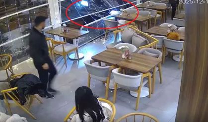 Otomobilin kafeye daldığı kaza kamerada