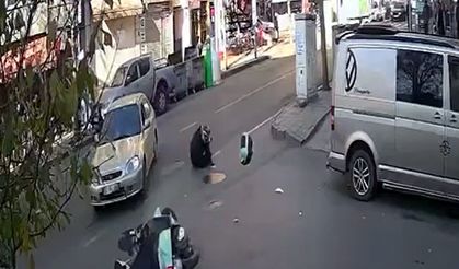 Otomobille çarpışan motosikletin sürücü yaralandı; kaza kamerada