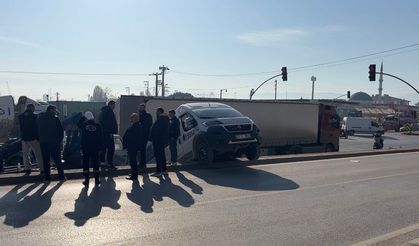 Park halindeki minibüs, caddeden D-100 kara yoluna düştü