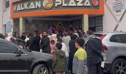 Şanlıurfa'da düğünlerde havaya ateş açıldığı anlar kamerada