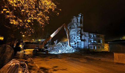 Sındırgı'da 27 Ekim'deki depremde ağır hasar alan binalar yıkılıyor