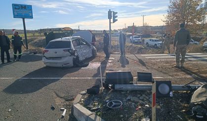 TIR'ın çarptığı otomobilin sürücüsü ağır yaralandı