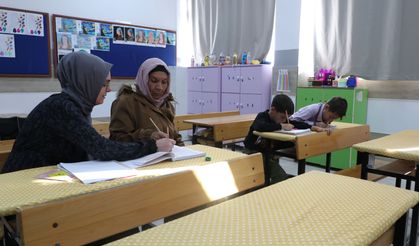 Torununa öğretebilmek için 64 yaşında okuma yazma kursunda