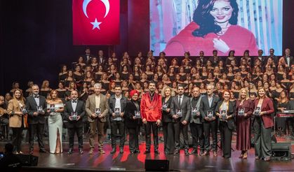 Türkan Şoray, 'İyilik Korosu' ile Mersin'de sanatseverlerle buluştu