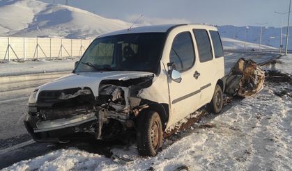 Van'da buzlanmış yolda zincirleme kaza; 5 yaralı