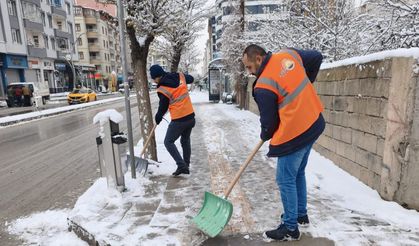 Van'da kardan kapanan 90 yerleşim yeri yolundan 55'i açıldı