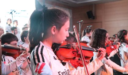 Yılın sporcusu ödülünü alan Arda Güler'in annesi ve ablasından sevinç gözyaşı