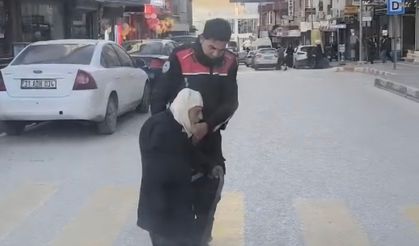 Yolun karşısına geçmekte zorlanan yaşlı kişiye polis yardım etti