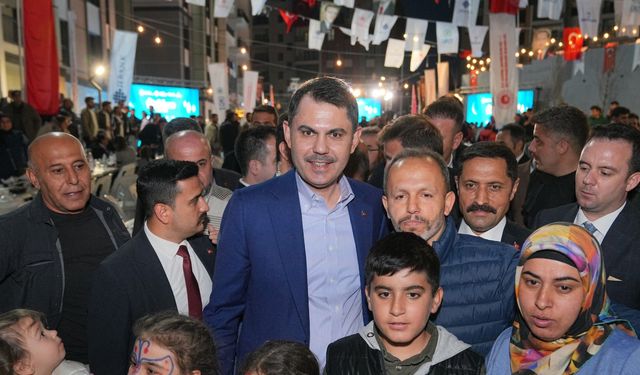 Bakan Kurum, Hatay'da depremzedelerle sokak iftarında buluştu