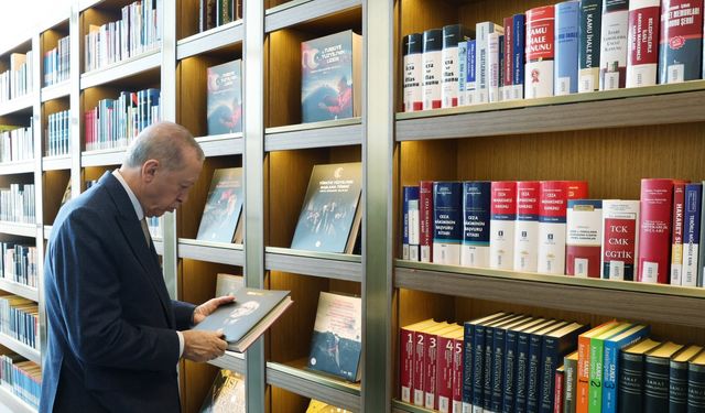 Cumhurbaşkanı Erdoğan, AK Kütüphane'yi ziyaret etti