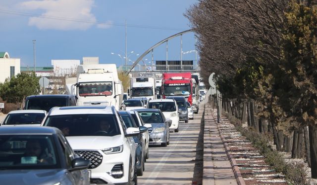 Afyonkarahisar'dan bayram tatilinde 6 milyona yakın araç geçti
