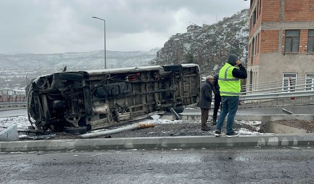 Devrilen minibüse otombil çarptı; kaza kamerada