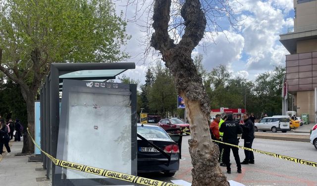 Gaziantep’te, otomobil otobüs durağına daldı: 5 yaralı