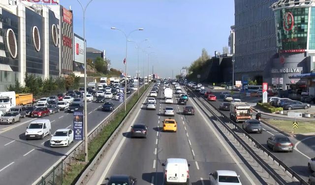 İstanbul'da trafik yoğunluğu yaşanıyor